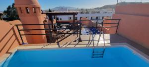 Bazén v ubytovaní Homes of Spain, Apartamentos Paraiso Vera Playa, Ed Tahiti, Atico F de 2 dormitorios con piscina privada en solárium y barbacoa, pie de playa alebo v jeho blízkosti