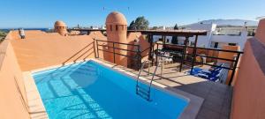 Bazén v ubytovaní Homes of Spain, Apartamentos Paraiso Vera Playa, Ed Tahiti, Atico F de 2 dormitorios con piscina privada en solárium y barbacoa, pie de playa alebo v jeho blízkosti + 37 fotografií