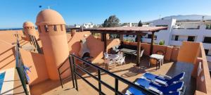 Balkón alebo terasa v ubytovaní Homes of Spain, Apartamentos Paraiso Vera Playa, Ed Tahiti, Atico F de 2 dormitorios con piscina privada en solárium y barbacoa, pie de playa
