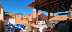 Balkón alebo terasa v ubytovaní Homes of Spain, Apartamentos Paraiso Vera Playa, Ed Tahiti, Atico F de 2 dormitorios con piscina privada en solárium y barbacoa, pie de playa
