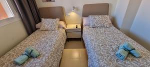 Posteľ alebo postele v izbe v ubytovaní Homes of Spain, Apartamentos Paraiso Vera Playa, Ed Tahiti, Atico F de 2 dormitorios con piscina privada en solárium y barbacoa, pie de playa