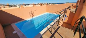 Bazén v ubytovaní Homes of Spain, Apartamentos Paraiso Vera Playa, Ed Tahiti, Atico F de 2 dormitorios con piscina privada en solárium y barbacoa, pie de playa alebo v jeho blízkosti