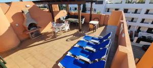 Balkón alebo terasa v ubytovaní Homes of Spain, Apartamentos Paraiso Vera Playa, Ed Tahiti, Atico F de 2 dormitorios con piscina privada en solárium y barbacoa, pie de playa