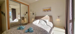 Posteľ alebo postele v izbe v ubytovaní Homes of Spain, Apartamentos Paraiso Vera Playa, Ed Tahiti, Atico F de 2 dormitorios con piscina privada en solárium y barbacoa, pie de playa