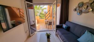 Posedenie v ubytovaní Homes of Spain, Apartamentos Paraiso Vera Playa, Ed Tahiti, Atico F de 2 dormitorios con piscina privada en solárium y barbacoa, pie de playa