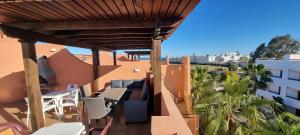 Balkón alebo terasa v ubytovaní Homes of Spain, Apartamentos Paraiso Vera Playa, Ed Tahiti, Atico F de 2 dormitorios con piscina privada en solárium y barbacoa, pie de playa