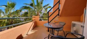 Balkón alebo terasa v ubytovaní Homes of Spain, Apartamentos Paraiso Vera Playa, Ed Tahiti, Atico F de 2 dormitorios con piscina privada en solárium y barbacoa, pie de playa