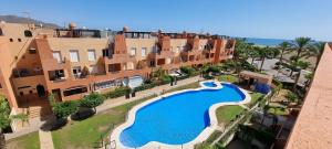 Bazén v ubytovaní Homes of Spain, Apartamentos Paraiso Vera Playa, Ed Tahiti, Atico F de 2 dormitorios con piscina privada en solárium y barbacoa, pie de playa alebo v jeho blízkosti