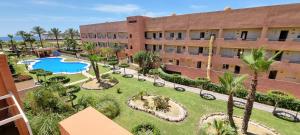 Bazén v ubytovaní Homes of Spain, Apartamentos Paraiso Vera Playa, Ed Tahiti, Atico F de 2 dormitorios con piscina privada en solárium y barbacoa, pie de playa alebo v jeho blízkosti