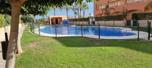 Bazén v ubytovaní Homes of Spain, Apartamentos Paraiso Vera Playa, Ed Tahiti, Atico F de 2 dormitorios con piscina privada en solárium y barbacoa, pie de playa alebo v jeho blízkosti