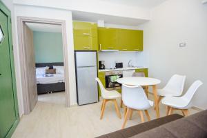 a small kitchen and dining room with a table and chairs at pan apartment in Lassi