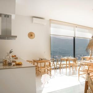 een keuken en eetkamer met een tafel en stoelen bij Casa das Marucas in Peso da Régua