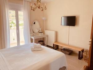 Кровать или кровати в номере Goldfish Seaside Luxury Houses