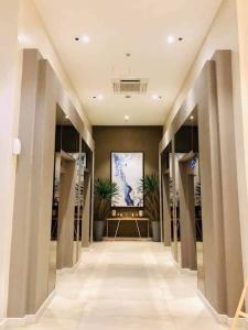 Μια τηλεόραση ή/και κέντρο ψυχαγωγίας στο Horizon 101 CCLX Sea View Unit 47F