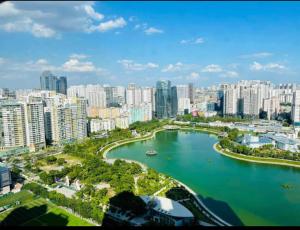 - une vue sur une ville avec une rivière et des bâtiments dans l'établissement Cathy’s Hidden Charm, à Hanoï