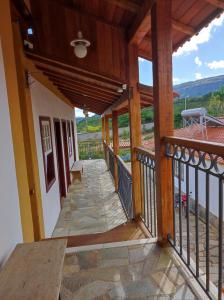 un balcon vide d'une maison avec un toit en bois dans l'établissement Pedacinho do céu, à Tiradentes
