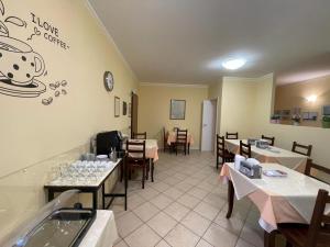 un comedor con mesas y sillas en un restaurante en Il Casale Della Fornace, en Bastia Umbra