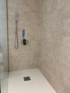 エムズワースにあるSelf contained annex with bedroom bathroom sitting room and kitchenetteのシャワー(シャワーヘッド付)