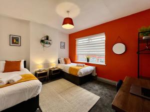 um quarto com duas camas e uma janela em Daubney House - Great for Contractors or Family Holidays em Cleethorpes