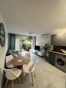 Kuchyňa alebo kuchynka v ubytovaní Appartement 4 personnes, Piscine, Parking à Palavas les flots