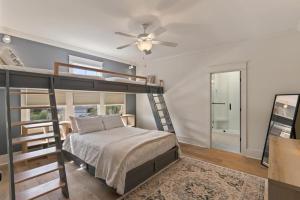 Postel nebo postele na pokoji v ubytování Stollaway Retreat - 525 Bartow + 38 fotografií