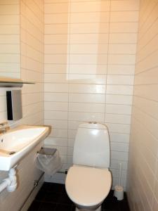Grand Hotell Bollnäs في بولناس: حمام به مرحاض أبيض ومغسلة