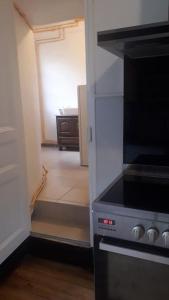 uma cozinha com um fogão e um corredor em Magnifique maison de maître du 18e avec jardin em Luz-Saint-Sauveur