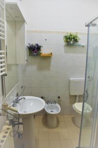A bathroom at La Lanterna di Lida e Beppe Még 37 kép