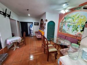 une salle à manger avec une table et des chaises en verre dans l'établissement El Hogar De Gloria Depa, à Playa del Carmen