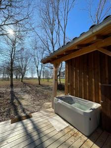 Fotografia z galérie ubytovania Dôme insolite Lichen jacuzzi et petits-déjeuners inclus v destinácii Gondrin