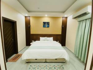 Ένα ή περισσότερα κρεβάτια σε δωμάτιο στο Summit Hotel Suites - القمة للأجنحة الفندقيه
