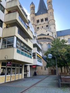 ein großes Gebäude mit zwei Türmen auf einer Straße in der Unterkunft Sehr zentral, geräumiges, helles Studio-Apartment in Köln