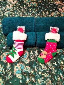 une paire de chaussettes de christmas assises sur un canapé dans l'établissement Cal Jan, à Aixovall