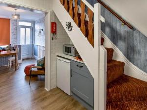 uma sala de estar com uma escada e um micro-ondas em The Little House em Conwy