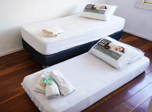 阿雷格里港的住宿－Apartamento Tudo novinho prox Bourbon，客房内的两张床和毛巾