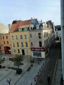 um grupo de edifícios numa rua da cidade em Charmant studio -Dieppe centre em Dieppe