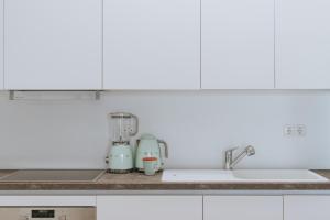 Кухня или мини-кухня в Blue Sea Villa
