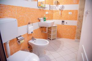 małą łazienkę z toaletą i umywalką w obiekcie Xenia - Il Vicoletto delle Dee w Syrakuzach