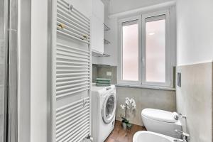 y baño blanco con lavadora. en Appartamento Ciliegi - Affitti Brevi Italia, en Milán