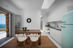Кухня или мини-кухня в Blue Sea Villa
