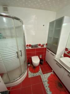 een badkamer met een douche, een toilet en een wastafel bij Kuşadasi Marina’da havuzlu site konutu in Kuşadası