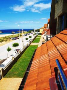 vistas a la playa desde el techo de un edificio en Apartamentos Maritimo Ris con garaje, en Noja