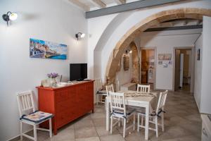 a kitchen and dining room with a table and chairs at Siracusa Casa Tiche & Selene in Syracuse