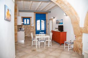 eine Küche und ein Esszimmer mit einem Tisch und Stühlen in der Unterkunft Siracusa Casa Tiche & Selene in Syrakus