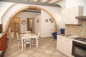 Siracusa Casa Tiche & Selene的厨房或小厨房