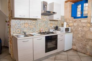 Siracusa Casa Tiche & Selene的厨房或小厨房