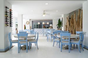 a dining room with blue tables and chairs at El Bosque Hotel Boutique in Doradal
