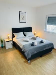 1 dormitorio con 1 cama grande en una habitación en Muki apartments en Surčin