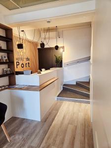 un salon avec une cuisine et un escalier dans l'établissement Hôtel du Port, à Saint-Martin-de-Ré