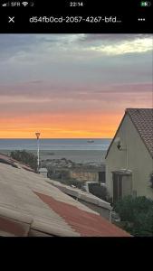 una vista del océano desde los tejados de las casas en Maisonnette bord de plage, en Port Leucate